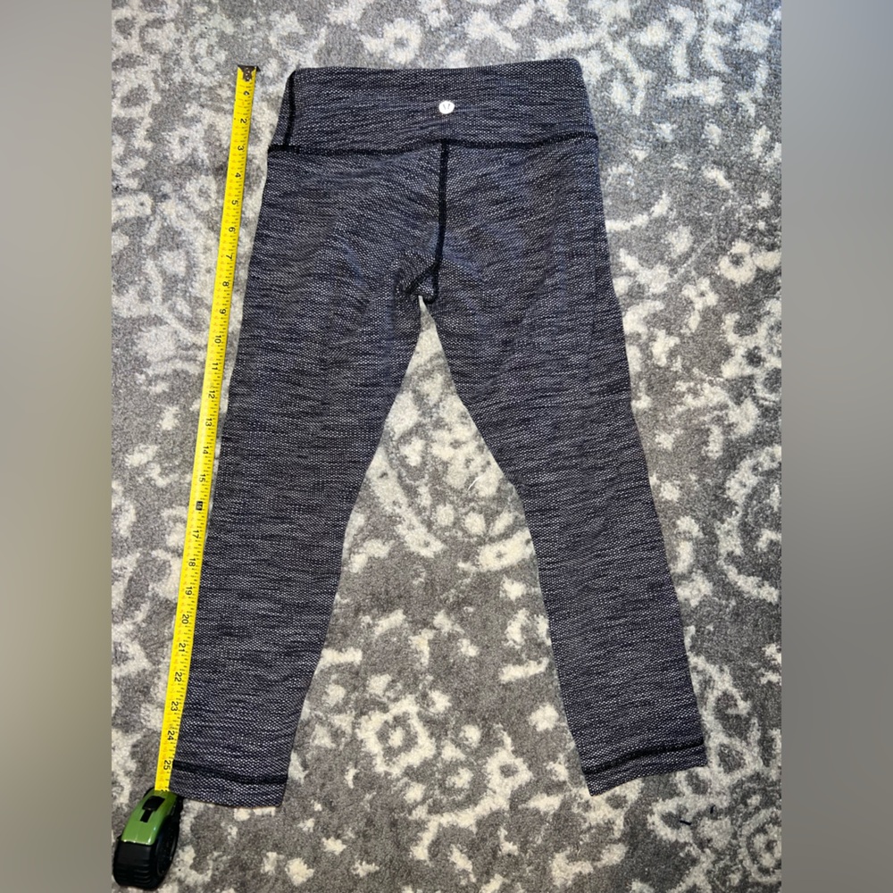 Lululemon Athletica Black and Gray Leggings size 2 below knee fit